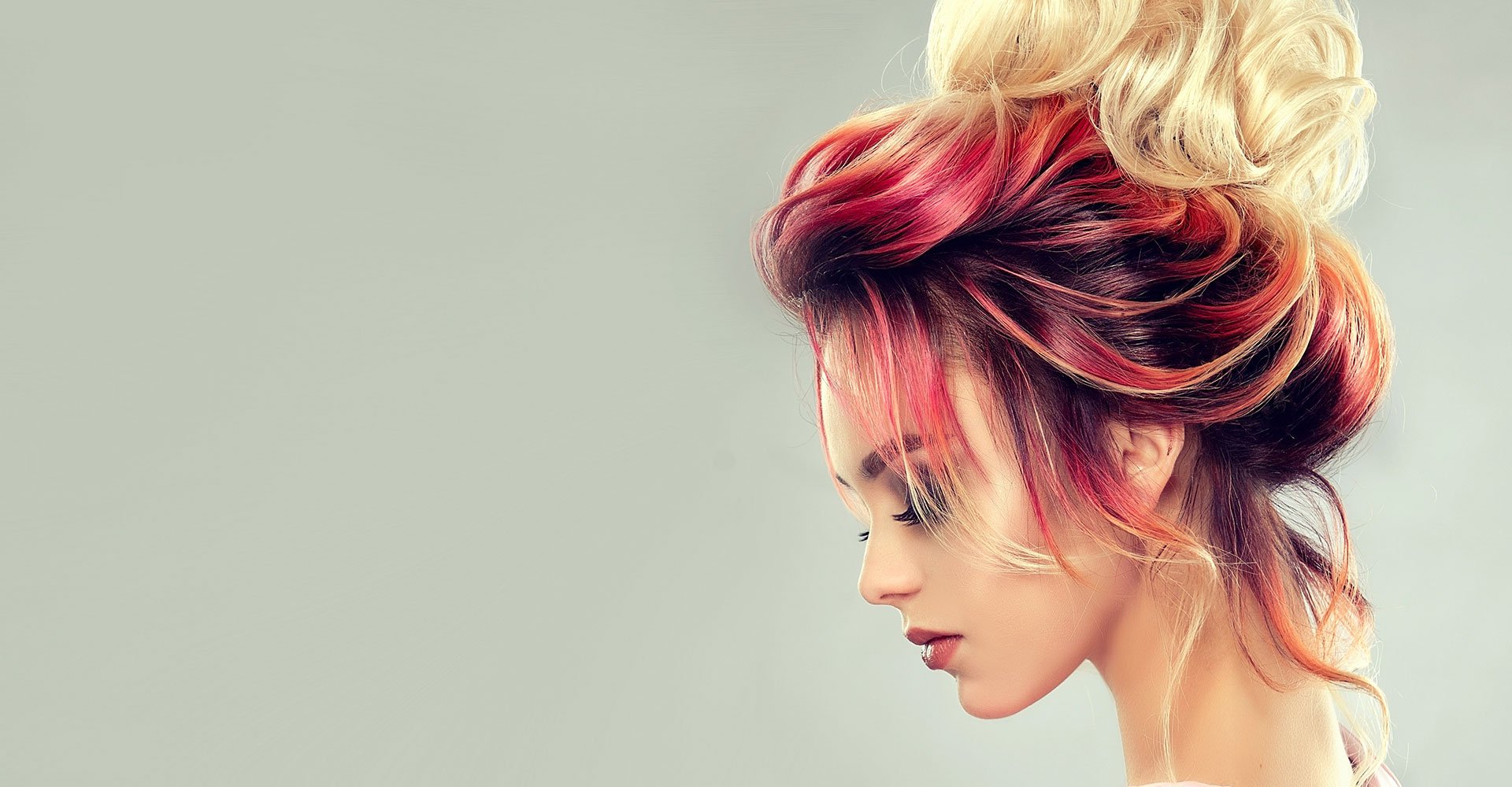 Mulher Com Cabelo Colorido E Coque